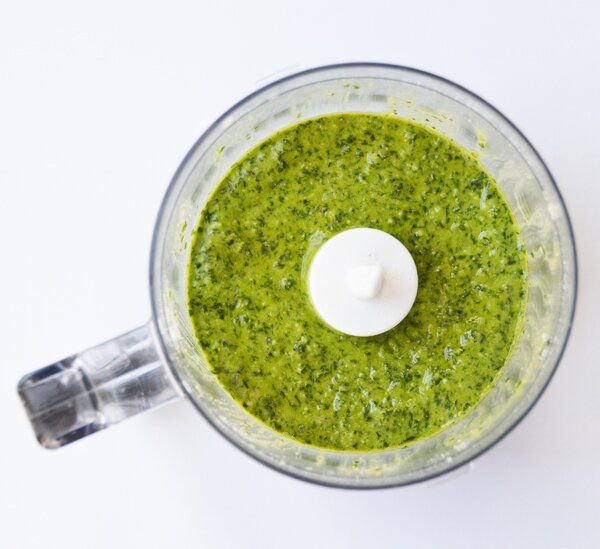 Super easy pesto recipe | pumpsandiron.com