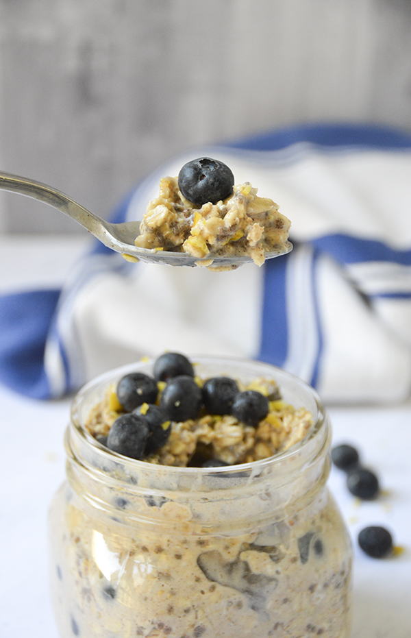 Blueberry Muffin Overnight Oats - This make-ahead breakfast is easy and delicious! #blueberry #overnightoats #recipe #vegan #breakfast #oatsrecipe #oatmealrecipe