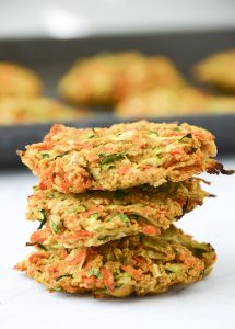 These chickpea veggie fritters have a hint of ginger and are perfect to add to your next Buddha bowl or salad! Vegetarian and vegan options. | Pumps & Iron @nicoleperr