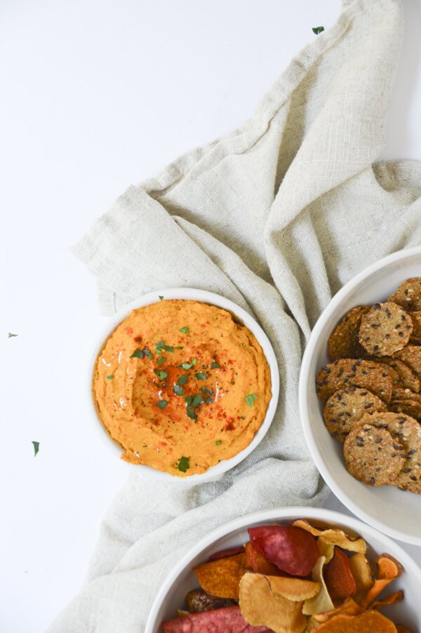 Roasted Carrot Hummus - This delicious roasted carrot hummus makes for a perfect dip or spread! #vegan #hummus #plantbased