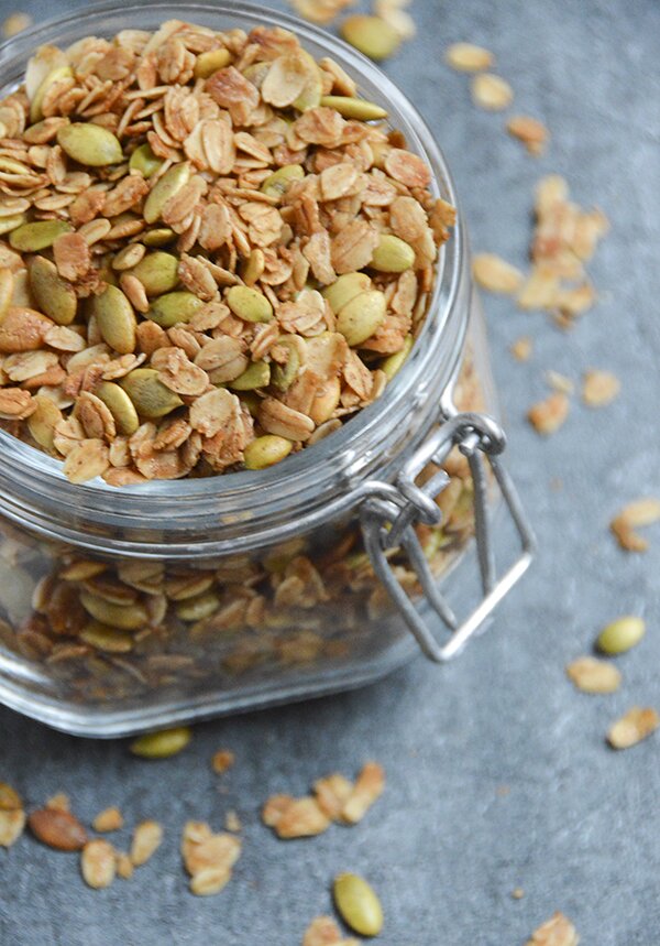 Easy Homemade Granola (DIY Holiday Gift Idea) | Pumps & Iron #diy #recipe #granola