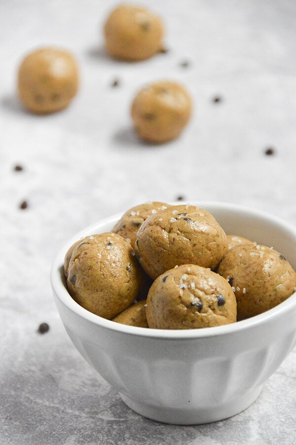 Peanut Butter Chocolate Chip Protein Bites - Just 5 ingredients in these sweet and salty pb choc chip protein bites. #snackrecipe #proteinbites #peanutbutter #chocolatechip